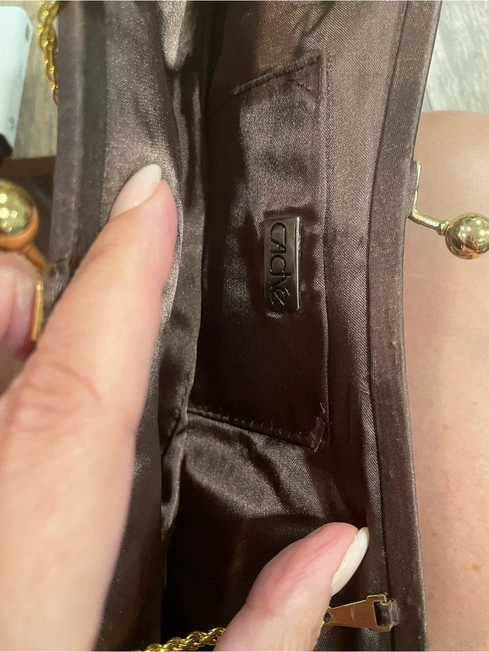 Cache satin pleated